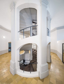 Bad Schönborn / Bad Mingolsheim - Schloss Kislau - Hauptbau - Von Innen - Treppenhaus, Erstes Obergeschoss - Von Nordost - Blick von der Wand des nordöstlichen Büros nach Südwesten auf das Treppenhaus des ehemaligen Bergfrieds im ersten Obergeschoss (aufgenommen im Mai 2024, am frühen Nachmittag) Bad Schönborn / Bad Mingolsheim - Schloss Kislau - Hauptbau - Von Innen - Treppenhaus, Erstes Obergeschoss - Von Nordost - Blick von der Wand des nordöstlichen Büros nach Südwesten auf das Treppenhaus des ehemaligen Bergfrieds im ersten Obergeschoss (aufgenommen im Mai 2024, am frühen Nachmittag)