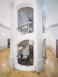 Bad Schönborn / Bad Mingolsheim - Schloss Kislau - Hauptbau - Von Innen - Treppenhaus, Erstes Obergeschoss - Von Nordost - Blick von der Wand des nordöstlichen Büros nach Südwesten auf das Treppenhaus des ehemaligen Bergfrieds im ersten Obergeschoss (aufgenommen im Mai 2024, am frühen Nachmittag) Bad Schönborn / Bad Mingolsheim - Schloss Kislau - Hauptbau - Von Innen - Treppenhaus, Erstes Obergeschoss - Von Nordost - Blick von der Wand des nordöstlichen Büros nach Südwesten auf das Treppenhaus des ehemaligen Bergfrieds im ersten Obergeschoss (aufgenommen im Mai 2024, am frühen Nachmittag)