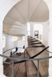 Bad Schönborn / Bad Mingolsheim - Schloss Kislau - Hauptbau - Von Innen - Treppenhaus, Erstes Obergeschoss - Von Osten - Blick nach Westen in das Treppenhaus und auf die Treppe im ersten Obergeschoss (aufgenommen im Mai 2024, am Nachmittag)
