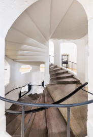 Bad Schönborn / Bad Mingolsheim - Schloss Kislau - Hauptbau - Von Innen - Treppenhaus, Erstes Obergeschoss - Von Osten - Blick nach Westen in das Treppenhaus und auf die Treppe im ersten Obergeschoss (aufgenommen im Mai 2024, am Nachmittag) Bad Schönborn / Bad Mingolsheim - Schloss Kislau - Hauptbau - Von Innen - Treppenhaus, Erstes Obergeschoss - Von Osten - Blick nach Westen in das Treppenhaus und auf die Treppe im ersten Obergeschoss (aufgenommen im Mai 2024, am Nachmittag)