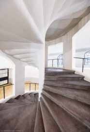 Bad Schönborn / Bad Mingolsheim - Schloss Kislau - Hauptbau - Von Innen - Treppenhaus, Erstes Obergeschoss - Von Südost - Blick nach Nordwesten in das Treppenhaus und auf die Treppe im ersten Obergeschoss (aufgenommen im Mai 2024, am Nachmittag)