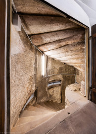 Bad Schönborn / Bad Mingolsheim - Schloss Kislau - Hauptbau - Von Innen - Treppenhaus, Keller - Blick durch die Kellertüröffnung nach unten auf die Kellertreppe (links unten) sowie (rechts unten) auf das Treppenauge (der innere Zylinder vom Kellerboden bis zur Kellerdecke, um den sich die Treppe windet) (aufgenommen im Mai 2024, am späten Vormittag) Bad Schönborn / Bad Mingolsheim - Schloss Kislau - Hauptbau - Von Innen - Treppenhaus, Keller - Blick durch die Kellertüröffnung nach unten auf die Kellertreppe (links unten) sowie (rechts unten) auf das Treppenauge (der innere Zylinder vom Kellerboden bis zur Kellerdecke, um den sich die Treppe windet) (aufgenommen im Mai 2024, am späten Vormittag)