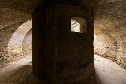 Bad Schönborn / Bad Mingolsheim - Schloss Kislau - Hauptbau - Von Innen - Treppenhaus, Keller - Blick in das Gewölbe des Kellers im ehemaligen Bergfried und auf den die Wendeltreppe umgebenden Zylinder (aufgenommen im Mai 2024, am frühen Nachmittag) Bad Schönborn / Bad Mingolsheim - Schloss Kislau - Hauptbau - Von Innen - Treppenhaus, Keller - Blick in das Gewölbe des Kellers im ehemaligen Bergfried und auf den die Wendeltreppe umgebenden Zylinder (aufgenommen im Mai 2024, am frühen Nachmittag)