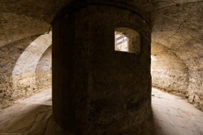 Bad Schönborn / Bad Mingolsheim - Schloss Kislau - Hauptbau - Von Innen - Treppenhaus, Keller - Blick in das Gewölbe des Kellers im ehemaligen Bergfried und auf den die Wendeltreppe umgebenden Zylinder (aufgenommen im Mai 2024, am frühen Nachmittag)