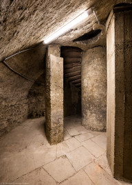 Bad Schönborn / Bad Mingolsheim - Schloss Kislau - Hauptbau - Von Innen - Treppenhaus, Keller - Blick von der Kellerwand auf eine Öffnung vom Boden bis zur Decke des äußeren Zylinders um die Treppe, auf Teile der Wendeltreppe (rechts davon) sowie rechts der Treppe auf das runde Treppenauge (der innere Zylinder, um den sich die Treppe windet) (aufgenommen im Mai 2024, am frühen Nachmittag) Bad Schönborn / Bad Mingolsheim - Schloss Kislau - Hauptbau - Von Innen - Treppenhaus, Keller - Blick von der Kellerwand auf eine Öffnung vom Boden bis zur Decke des äußeren Zylinders um die Treppe, auf Teile der Wendeltreppe (rechts davon) sowie rechts der Treppe auf das runde Treppenauge (der innere Zylinder, um den sich die Treppe windet) (aufgenommen im Mai 2024, am frühen Nachmittag)