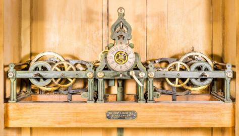 Bad Schönborn / Bad Mingolsheim - Schloss Kislau - Hauptbau - Von Innen - Dachstuhl - Obere Ebene (Ebene 3 von 4) - Von Norden - Blick auf das Uhrwerk der Turmuhr (Hersteller: Gebrüder Lorenz, Dinglingen; Uhrwerk Nummer 86; Baujahr 1898) (aufgenommen im Mai 2024, um die Mittagszeit) Bad Schönborn / Bad Mingolsheim - Schloss Kislau - Hauptbau - Von Innen - Dachstuhl - Obere Ebene (Ebene 3 von 4) - Von Norden - Blick auf das Uhrwerk der Turmuhr (Hersteller: Gebrüder Lorenz, Dinglingen; Uhrwerk Nummer 86; Baujahr 1898) (aufgenommen im Mai 2024, um die Mittagszeit)