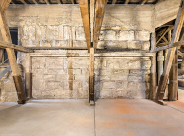Bad Schönborn / Bad Mingolsheim - Schloss Kislau - Hauptbau - Von Innen - Dachstuhl - Untere Ebene (Ebene 1 von 4) - Von Westen - Blick auf Buckelquader der westlichen Außenwand (südliche Seite) des ehemaligen Bergfrieds (aufgenommen im Mai 2024, um die Mittagszeit)