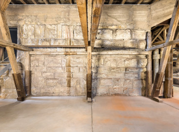 Bad Schönborn / Bad Mingolsheim - Schloss Kislau - Hauptbau - Von Innen - Dachstuhl - Untere Ebene (Ebene 1 von 4) - Von Westen - Blick auf Buckelquader der westlichen Außenwand (südliche Seite) des ehemaligen Bergfrieds (aufgenommen im Mai 2024, um die Mittagszeit) Bad Schönborn / Bad Mingolsheim - Schloss Kislau - Hauptbau - Von Innen - Dachstuhl - Untere Ebene (Ebene 1 von 4) - Von Westen - Blick auf Buckelquader der westlichen Außenwand (südliche Seite) des ehemaligen Bergfrieds (aufgenommen im Mai 2024, um die Mittagszeit)