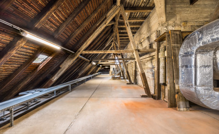 Bad Schönborn / Bad Mingolsheim - Schloss Kislau - Hauptbau - Von Innen - Dachstuhl - Untere Ebene (Ebene 1 von 4) - Von Süden - Blick von der Südwestecke des Dachstuhls nach Norden; rechts der Bildmitte die westliche Außenwand des ehemaligen Bergfrieds mit Buckelquadern; über die Metalltreppe in der Bildmitte / im Hintergrund gelangt man vom 2. Obergeschoss nach unten auf die untere Ebene (Ebene 1 von 4) des Dachstuhls (aufgenommen im Mai 2024, um die Mittagszeit) Bad Schönborn / Bad Mingolsheim - Schloss Kislau - Hauptbau - Von Innen - Dachstuhl - Untere Ebene (Ebene 1 von 4) - Von Süden - Blick von der Südwestecke des Dachstuhls nach Norden; rechts der Bildmitte die westliche Außenwand des ehemaligen Bergfrieds mit Buckelquadern; über die Metalltreppe in der Bildmitte / im Hintergrund gelangt man vom 2. Obergeschoss nach unten auf die untere Ebene (Ebene 1 von 4) des Dachstuhls (aufgenommen im Mai 2024, um die Mittagszeit)