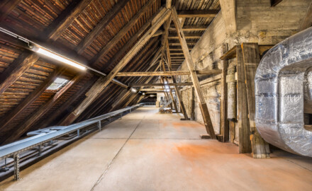 Bad Schönborn / Bad Mingolsheim - Schloss Kislau - Hauptbau - Von Innen - Dachstuhl - Untere Ebene (Ebene 1 von 4) - Von Süden - Blick von der Südwestecke des Dachstuhls nach Norden; rechts der Bildmitte die westliche Außenwand des ehemaligen Bergfrieds mit Buckelquadern; über die Metalltreppe in der Bildmitte / im Hintergrund gelangt man vom 2. Obergeschoss nach unten auf die untere Ebene (Ebene 1 von 4) des Dachstuhls (aufgenommen im Mai 2024, um die Mittagszeit) Bad Schönborn / Bad Mingolsheim - Schloss Kislau - Hauptbau - Von Innen - Dachstuhl - Untere Ebene (Ebene 1 von 4) - Von Süden - Blick von der Südwestecke des Dachstuhls nach Norden; rechts der Bildmitte die westliche Außenwand des ehemaligen Bergfrieds mit Buckelquadern; über die Metalltreppe in der Bildmitte / im Hintergrund gelangt man vom 2. Obergeschoss nach unten auf die untere Ebene (Ebene 1 von 4) des Dachstuhls (aufgenommen im Mai 2024, um die Mittagszeit)