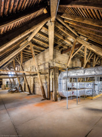 Bad Schönborn / Bad Mingolsheim - Schloss Kislau - Hauptbau - Von Innen - Dachstuhl - Untere Ebene (Ebene 1 von 4) - Von Südwest - Blick von der Südwestecke des Dachstuhls auf den ehemaligen Bergfried im Inneren des Hauptbaus; links die Westwand, rechts die Südwand des Wehrturms; die Außenwand des Bergfrieds ist mit großen Buckelquadern ausgestattet; über die Metalltreppe links gelangt man vom 2. Obergeschoss nach unten auf die untere Ebene (Ebene 1 von 4) des Dachstuhls (aufgenommen im Mai 2024, am frühen Nachmittag) Bad Schönborn / Bad Mingolsheim - Schloss Kislau - Hauptbau - Von Innen - Dachstuhl - Untere Ebene (Ebene 1 von 4) - Von Südwest - Blick von der Südwestecke des Dachstuhls auf den ehemaligen Bergfried im Inneren des Hauptbaus; links die Westwand, rechts die Südwand des Wehrturms; die Außenwand des Bergfrieds ist mit großen Buckelquadern ausgestattet; über die Metalltreppe links gelangt man vom 2. Obergeschoss nach unten auf die untere Ebene (Ebene 1 von 4) des Dachstuhls (aufgenommen im Mai 2024, am frühen Nachmittag)