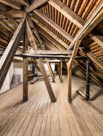 Bad Schönborn / Bad Mingolsheim - Schloss Kislau - Hauptbau - Von Innen - Dachstuhl - Mittlere Ebene (Ebene 2 von 4) - Von Süden - Blick von der Südostecke des Dachstuhls nach Norden; Balken des Dachstuhls reichen hier bis zur oberen Ebene (Ebene 3 von 4); über die dunkle Tür rechts des Klaviers (links der Bildmitte) gelangt man vom 3. Obergeschoss auf die mittlere Ebene (Ebene 2 von 4) des Dachstuhls; die Holztreppe rechts des Klaviers führt zur oberen Ebene (Ebene 3 von 4) (aufgenommen im Mai 2024, am frühen Nachmittag) Bad Schönborn / Bad Mingolsheim - Schloss Kislau - Hauptbau - Von Innen - Dachstuhl - Mittlere Ebene (Ebene 2 von 4) - Von Süden - Blick von der Südostecke des Dachstuhls nach Norden; Balken des Dachstuhls reichen hier bis zur oberen Ebene (Ebene 3 von 4); über die dunkle Tür rechts des Klaviers (links der Bildmitte) gelangt man vom 3. Obergeschoss auf die mittlere Ebene (Ebene 2 von 4) des Dachstuhls; die Holztreppe rechts des Klaviers führt zur oberen Ebene (Ebene 3 von 4) (aufgenommen im Mai 2024, am frühen Nachmittag)