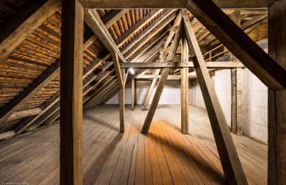 Bad Schönborn / Bad Mingolsheim - Schloss Kislau - Hauptbau - Von Innen - Dachstuhl - Mittlere Ebene (Ebene 2 von 4) - Von Süden - Blick von der Südwestecke des Dachstuhls nach Norden; Balken des Dachstuhls reichen hier bis zur oberen Ebene (Ebene 3 von 4); im Bild rechts oben befindet sich die obere Ebene (Ebene 3 von 4) (aufgenommen im Mai 2024, am Nachmittag) Bad Schönborn / Bad Mingolsheim - Schloss Kislau - Hauptbau - Von Innen - Dachstuhl - Mittlere Ebene (Ebene 2 von 4) - Von Süden - Blick von der Südwestecke des Dachstuhls nach Norden; Balken des Dachstuhls reichen hier bis zur oberen Ebene (Ebene 3 von 4); im Bild rechts oben befindet sich die obere Ebene (Ebene 3 von 4) (aufgenommen im Mai 2024, am Nachmittag)