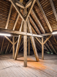 Bad Schönborn / Bad Mingolsheim - Schloss Kislau - Hauptbau - Von Innen - Dachstuhl - Mittlere Ebene (Ebene 2 von 4) - Von Nordost - Blick auf die Südwestecke des Dachstuhls; Balken des Dachstuhls reichen hier bis zur obersten Ebene (Ebene 4 von 4) (aufgenommen im Mai 2024, am Nachmittag) Bad Schönborn / Bad Mingolsheim - Schloss Kislau - Hauptbau - Von Innen - Dachstuhl - Mittlere Ebene (Ebene 2 von 4) - Von Nordost - Blick auf die Südwestecke des Dachstuhls; Balken des Dachstuhls reichen hier bis zur obersten Ebene (Ebene 4 von 4) (aufgenommen im Mai 2024, am Nachmittag)