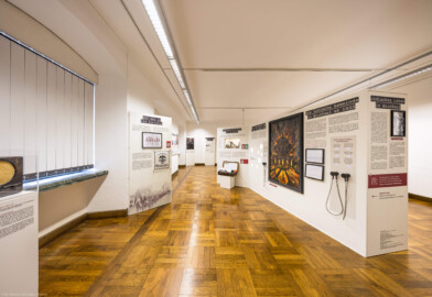 Städtisches Museum Bruchsal - Schloss Bruchsal - Hauptbau / Corps de Logis - Von innen - Westlicher Raum - "Nationalsozialismus und Zweiter Weltkrieg in Bruchsal" - Blick entlang des westlichen Gangs der Ausstellung; auf den Stellwänden sind hier thematisiert: Jüdisches Leben in Bruchsal, Die jüdische Gemeinde in Bruchsal ab 1933, Die Progromnacht vom 9./10. November 1938, Jüdische Ritualien aus Bruchsal, Der Weg in die Diktatur (Raum umgestaltet und fertiggestellt in 2026) (aufgenommen im April 2026, am Nachmittag)