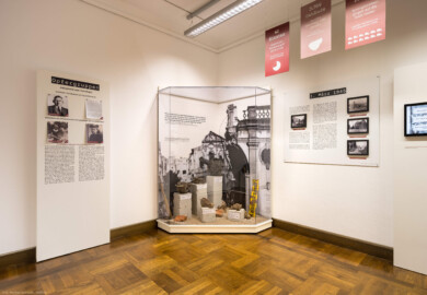 Städtisches Museum Bruchsal - Schloss Bruchsal - Hauptbau / Corps de Logis - Von innen - Westlicher Raum - "Nationalsozialismus und Zweiter Weltkrieg in Bruchsal" - Blick auf Stellwand, Schaukasten und Tafel in der Nordostecke des Raums; thematisiert sind hier: Opfergruppen und 1. März 1945 (Tag des Luftangriffs auf Bruchsal) (Raum umgestaltet und fertiggestellt in 2026) (aufgenommen im April 2026, am Nachmittag)