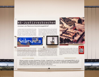 Städtisches Museum Bruchsal - Schloss Bruchsal - Hauptbau / Corps de Logis - Von innen - Westlicher Raum - "Nationalsozialismus und Zweiter Weltkrieg in Bruchsal" - Blick auf eine Tafel an der Fensterwand; thematisiert sind hier: NS-Justizverbrechen (Raum umgestaltet und fertiggestellt in 2026) (aufgenommen im April 2026, am späten Nachmittag)