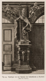 Schloss Bruchsal - Hofkirche / Schlosskirche - Papstfigur vor der Sakristei der Schloßkirche zu Bruchsal (Bildnachweis: Universitätsbibliothek Heidelberg, "Rott, Hans; Kraus, Franz Xaver [Hrsg.]: Die Kunstdenkmäler des Grossherzogthums Baden (Band 9,2): Die Kunstdenkmäler des Amtsbezirks Bruchsal (Kreis Karlsruhe). Tübingen, 1913", Seite 100 - CC-BY-SA-3.0. https://digi.ub.uni-heidelberg.de/diglit/kdm9bd2)