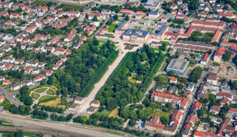 Schloss Bruchsal - Luftbild - Ansicht von Westen - (Bildnachweis: Fotograf Carsten Steger; aufgenommen im Juli 2021, am späten Nachmittag; https://commons.wikimedia.org/wiki/File:Aerial_image_of_the_Bruchsal_Palace_and_gardens_(view_from_the_west).jpg; CC BY-SA 4.0 / https://creativecommons.org/licenses/by-sa/4.0/deed.en; Bild editiert von Manfred Schneider) Schloss Bruchsal - Luftbild - Ansicht von Westen - (Bildnachweis: Fotograf Carsten Steger; aufgenommen im Juli 2021, am späten Nachmittag; https://commons.wikimedia.org/wiki/File:Aerial_image_of_the_Bruchsal_Palace_and_gardens_(view_from_the_west).jpg; CC BY-SA 4.0 / https://creativecommons.org/licenses/by-sa/4.0/deed.en; Bild editiert von Manfred Schneider)