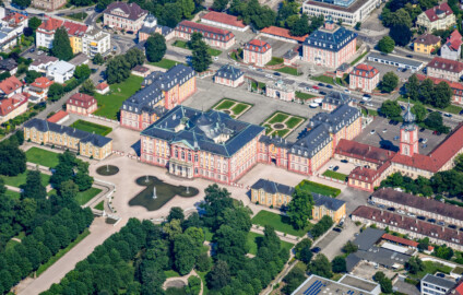 Schloss Bruchsal - Luftbild - Ansicht von Westen - (Bildnachweis: Fotograf Carsten Steger; aufgenommen im Juli 2021, am späten Nachmittag; https://commons.wikimedia.org/wiki/File:Aerial_image_of_the_Bruchsal_Palace_(view_from_the_west).jpg; CC BY-SA 4.0 / https://creativecommons.org/licenses/by-sa/4.0/deed.en; Bild editiert von Manfred Schneider) Schloss Bruchsal - Luftbild - Ansicht von Westen - (Bildnachweis: Fotograf Carsten Steger; aufgenommen im Juli 2021, am späten Nachmittag; https://commons.wikimedia.org/wiki/File:Aerial_image_of_the_Bruchsal_Palace_(view_from_the_west).jpg; CC BY-SA 4.0 / https://creativecommons.org/licenses/by-sa/4.0/deed.en; Bild editiert von Manfred Schneider)