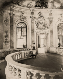 Schloss Bruchsal - Kuppelsaal - Seite 21 - Auszug aus: "Georg Maria Eckert: Das Schloss zu Bruchsal in Photographieen / Rococo Ornamente aus dem Schlosse zu Bruchsal, 1871"; Digitalisat der Württembergische Landesbibliothek Stuttgart; Persistente URL: http://digital.wlb-stuttgart.de/purl/bsz517721902; gemeinfrei Schloss Bruchsal - Kuppelsaal - Seite 21 - Auszug aus: "Georg Maria Eckert: Das Schloss zu Bruchsal in Photographieen / Rococo Ornamente aus dem Schlosse zu Bruchsal, 1871"; Digitalisat der Württembergische Landesbibliothek Stuttgart; Persistente URL: http://digital.wlb-stuttgart.de/purl/bsz517721902; gemeinfrei