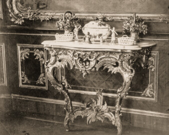 Schloss Bruchsal - Konsoltisch mit Porzellan - Seite 73 - Auszug aus: "Georg Maria Eckert: Das Schloss zu Bruchsal in Photographieen / Rococo Ornamente aus dem Schlosse zu Bruchsal, 1871"; Digitalisat der Württembergische Landesbibliothek Stuttgart; Persistente URL: http://digital.wlb-stuttgart.de/purl/bsz517721902; gemeinfrei Schloss Bruchsal - Konsoltisch mit Porzellan - Seite 73 - Auszug aus: "Georg Maria Eckert: Das Schloss zu Bruchsal in Photographieen / Rococo Ornamente aus dem Schlosse zu Bruchsal, 1871"; Digitalisat der Württembergische Landesbibliothek Stuttgart; Persistente URL: http://digital.wlb-stuttgart.de/purl/bsz517721902; gemeinfrei