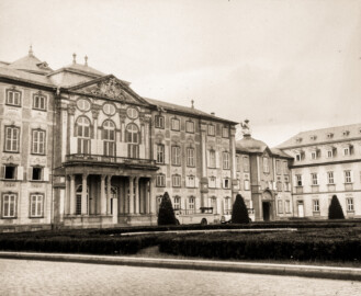 Schloss Bruchsal - Schloss-Hauptfront (Fotograf: Leo Wehrli, Datum: Juli 1930) (Bildnachweis: ETH-Bibliothek Zürich, Bildarchiv / Fotograf: Wehrli, Leo / Dia_247-05273 / CC BY-SA 4.0 - CC-BY-SA-3.0 - http://doi.org/10.3932/ethz-a-000079105 - http://ba.e-pics.ethz.ch/ShowRecord.jsp?catalogName=ETHBIB.Bildarchiv&recordID=68252&pn=ba, CC BY-SA 4.0 )