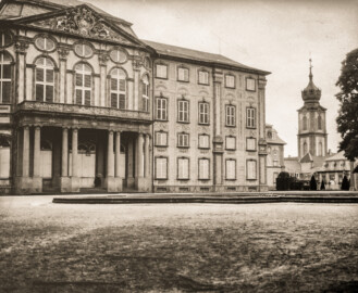 Schloss Bruchsal - Schloss Rückseite (Fotograf: Leo Wehrli, Datum: Juli 1930) (Bildnachweis: ETH-Bibliothek Zürich, Bildarchiv / Fotograf: Wehrli, Leo / Dia_247-05274 / CC BY-SA 4.0 - http://doi.org/10.3932/ethz-a-000079106 - http://ba.e-pics.ethz.ch/ShowRecord.jsp?catalogName=ETHBIB.Bildarchiv&recordID=68253&pn=ba, CC BY-SA 4.0)