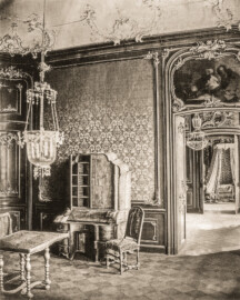 Schloss Bruchsal - Blick von Südwesten in das Pagenzimmer (heute: Garderobenzimmer benannt) - Aufgenommen im Jahr 1870 von dem Maler und Fotografen Georg Maria Eckert (1828–1901) (Bildnachweis: wikimedia.org, https://de.wikipedia.org/wiki/Datei:Georg_Maria_Eckert_-_Schloss_Bruchsal,_Pagenzimmer_1870.jpg)