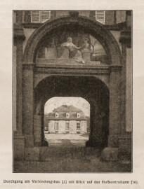 Schloss Bruchsal - Durchgang am Verbindungsbau mit Blick auf das Hofkontrollamt (Bildnachweis: Universitätsbibliothek Heidelberg, "Fritz Hirsch - Das Bruchsaler Schloß im XIX. Jahrhundert — Heidelberg 1906", Seite 39 - Public Domain - https://digi.ub.uni-heidelberg.de/diglit/hirsch1906)