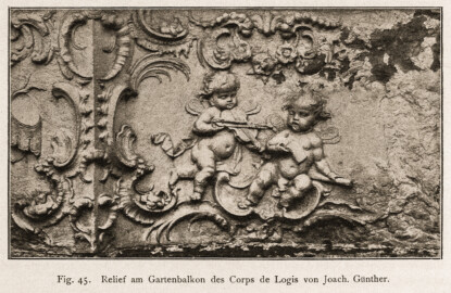 Schloss Bruchsal - Relief am Gartenbalkon des Corps de Logis  von Joach. Günther (Bildnachweis: Universitätsbibliothek Heidelberg, "Rott, Hans; Kraus, Franz Xaver [Hrsg.]: Die Kunstdenkmäler des Grossherzogthums Baden (Band 9,2): Die Kunstdenkmäler des Amtsbezirks Bruchsal (Kreis Karlsruhe). Tübingen, 1913", Seite 103 - CC-BY-SA-3.0. https://digi.ub.uni-heidelberg.de/diglit/kdm9bd2)