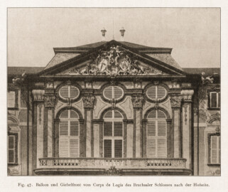 Schloss Bruchsal - Balkon und Giebelfront vom Corps de Logis des Bruchsaler Schlosses nach der Hofseite (Bildnachweis: Universitätsbibliothek Heidelberg, "Rott, Hans; Kraus, Franz Xaver [Hrsg.]: Die Kunstdenkmäler des Grossherzogthums Baden (Band 9,2): Die Kunstdenkmäler des Amtsbezirks Bruchsal (Kreis Karlsruhe). Tübingen, 1913", Seite 108 - CC-BY-SA-3.0. https://digi.ub.uni-heidelberg.de/diglit/kdm9bd2)