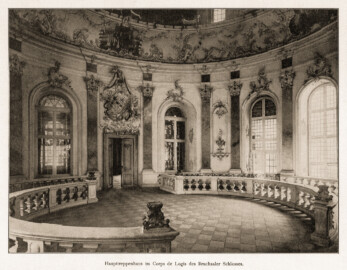 Schloss Bruchsal - Haupttreppenhaus im Corps de Logis des Bruchsaler Schlosses (Bildnachweis: Universitätsbibliothek Heidelberg, "Rott, Hans; Kraus, Franz Xaver [Hrsg.]: Die Kunstdenkmäler des Grossherzogthums Baden (Band 9,2): Die Kunstdenkmäler des Amtsbezirks Bruchsal (Kreis Karlsruhe). Tübingen, 1913", Seite 150a - CC-BY-SA-3.0. https://digi.ub.uni-heidelberg.de/diglit/kdm9bd2)