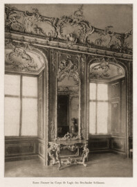Schloss Bruchsal - Rotes Zimmer im Corps de Logis des Bruchsaler Schlosses (Bildnachweis: Universitätsbibliothek Heidelberg, "Rott, Hans; Kraus, Franz Xaver [Hrsg.]: Die Kunstdenkmäler des Grossherzogthums Baden (Band 9,2): Die Kunstdenkmäler des Amtsbezirks Bruchsal (Kreis Karlsruhe). Tübingen, 1913", Seite 174a - CC-BY-SA-3.0. https://digi.ub.uni-heidelberg.de/diglit/kdm9bd2)