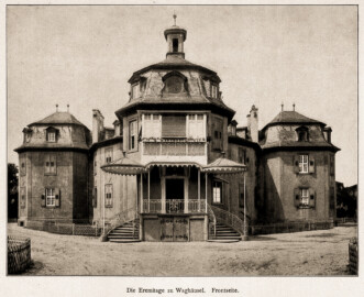 Waghäusel - Eremitage - Die Eremitage zu Waghäusel. Frontseite (Bildnachweis: Universitätsbibliothek Heidelberg, "Rott, Hans; Kraus, Franz Xaver [Hrsg.]: Die Kunstdenkmäler des Grossherzogthums Baden (Band 9,2): Die Kunstdenkmäler des Amtsbezirks Bruchsal (Kreis Karlsruhe). Tübingen, 1913", Seite 324 - CC-BY-SA-3.0. https://digi.ub.uni-heidelberg.de/diglit/kdm9bd2)