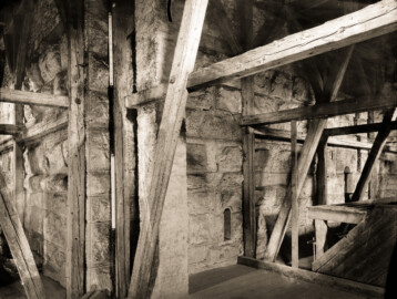 Bad Mingolsheim - Schloss Kislau - Blick in den Dachstuhl und auf die Mauern des ehemaligen Bergfrieds im Hauptbau, um 1913; Glasnegative Wilhelm Kratt (1869-1949) (Bildnachweis: Landesarchiv Baden-Württemberg, Abt. Generallandesarchiv Karlsruhe, 498-1 Nr. 3640; https://www.landesarchiv-bw.de/plink/?f=4-1078003-1; CC BY 3.0 DE)