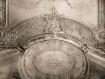Bad Mingolsheim - Schloss Kislau - Blick nach oben in die Badenische und Stuckarbeiten im Badezimmer des Hauptbaus, um 1913; Glasnegative Wilhelm Kratt (1869-1949) (Bildnachweis: Landesarchiv Baden-Württemberg, Abt. Generallandesarchiv Karlsruhe, 498-1 Nr. 3641; https://www.landesarchiv-bw.de/plink/?f=4-1078004-1; CC BY 3.0 DE)