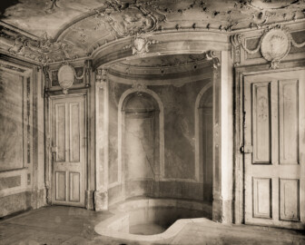 Bad Mingolsheim - Schloss Kislau - Blick auf die Badenische und Stuckarbeiten im Badezimmer des Hauptbaus, um 1913; Glasnegative Wilhelm Kratt (1869-1949) (Bildnachweis: Landesarchiv Baden-Württemberg, Abt. Generallandesarchiv Karlsruhe, 498-1 Nr. 3642; https://www.landesarchiv-bw.de/plink/?f=4-1078005-1; CC BY 3.0 DE)