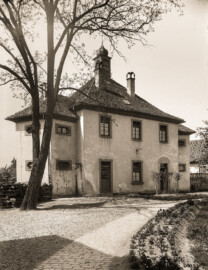 Bad Mingolsheim - Schloss Kislau - Blick vom Hauptbau auf den Heiduckenbau / das Lakaienspeisehaus, um 1913; Glasnegative Wilhelm Kratt (1869-1949) (Bildnachweis: Landesarchiv Baden-Württemberg, Abt. Generallandesarchiv Karlsruhe, 498-1 Nr. 3017; https://www.landesarchiv-bw.de/plink/?f=4-1080795-1; CC BY 3.0 DE)