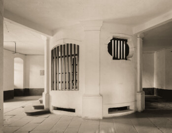 Bad Mingolsheim - Schloss Kislau - Blick auf den zentralen Treppenaufgang im Erdgeschoss im ehemaligen Bergfried des Hauptbaus, um 1913; Glasnegative Wilhelm Kratt (1869-1949) (Bildnachweis: Landesarchiv Baden-Württemberg, Abt. Generallandesarchiv Karlsruhe, 498-1 Nr. 3018; https://www.landesarchiv-bw.de/plink/?f=4-1080796-1; CC BY 3.0 DE)