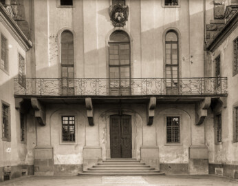 Bad Mingolsheim - Schloss Kislau - Blick von Norden auf die Nordfassade und den Eingang des Hauptbaus, um 1913; Glasnegative Wilhelm Kratt (1869-1949) (Bildnachweis: Landesarchiv Baden-Württemberg, Abt. Generallandesarchiv Karlsruhe, 498-1 Nr. 3019; https://www.landesarchiv-bw.de/plink/?f=4-1080797-1; CC BY 3.0 DE)