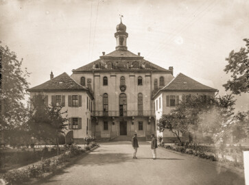 Bad Mingolsheim - Schloss Kislau - Blick von Norden auf den Hauptbau, um 1910; Glasnegative Wilhelm Kratt (1869-1949) (Bildnachweis: Landesarchiv Baden-Württemberg, Abt. Generallandesarchiv Karlsruhe, 498-1 Nr. 5721; https://www.landesarchiv-bw.de/plink/?f=4-1083474-1; CC BY 3.0 DE)