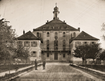 Bad Mingolsheim - Schloss Kislau - Blick von Norden auf den Hauptbau, um 1913; Glasnegative Wilhelm Kratt (1869-1949) (Bildnachweis: Landesarchiv Baden-Württemberg, Abt. Generallandesarchiv Karlsruhe, 498-1 Nr. 6169; https://www.landesarchiv-bw.de/plink/?f=4-1083860-1; CC BY 3.0 DE)