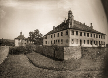 Bad Mingolsheim - Schloss Kislau - Blick von Südwesten auf den Hauptbau (rechts), den Heiduckenbau / das Lakaienspeisehaus (links) sowie in den Graben, um 1913; Glasnegative Wilhelm Kratt (1869-1949) (Bildnachweis: Landesarchiv Baden-Württemberg, Abt. Generallandesarchiv Karlsruhe, 498-1 Nr. 6170; https://www.landesarchiv-bw.de/plink/?f=4-1083923-1; CC BY 3.0 DE)