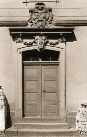 Bad Mingolsheim - Schloss Kislau - Blick von Osten auf das Eingangsportal des Kavalierbaus, um 1913; Glasnegative Wilhelm Kratt (1869-1949) (Bildnachweis: Landesarchiv Baden-Württemberg, Abt. Generallandesarchiv Karlsruhe, 498-1 Nr. 6427; https://www.landesarchiv-bw.de/plink/?f=4-1084182-1; CC BY 3.0 DE)