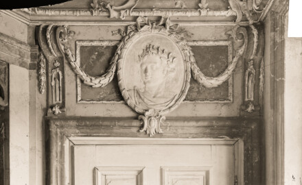 Bad Mingolsheim - Schloss Kislau - Blick auf Stuckarbeiten im Hauptbau, um 1913; Glasnegative Wilhelm Kratt (1869-1949) (Bildnachweis: Landesarchiv Baden-Württemberg, Abt. Generallandesarchiv Karlsruhe, 498-1 Nr. 7435; https://www.landesarchiv-bw.de/plink/?f=4-1084627-1; CC BY 3.0 DE)