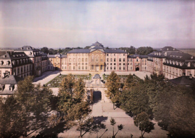 Bruchsal - Schloss Bruchsal, Gesamtansicht, Farbaufnahme, 1910 (?) (Bildnachweis: Landesarchiv Baden-Württemberg, Abt. Generallandesarchiv Karlsruhe 498-1 Nr. 5967; http://www.landesarchiv-bw.de/plink/?f=4-1083720-1; CC BY 3.0 DE)