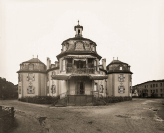 Waghäusel - Eremitage - Achteckiger Schlossbau Außenansicht, Foto von 1910, Glasnegativ Wilhelm Kratt (1869-1949) (Bildnachweis: Landesarchiv Baden-Württemberg, Abt. Generallandesarchiv Karlsruhe, 498-1 Nr. 1188 - CC BY 3.0 DE. https://www.landesarchiv-bw.de/plink/?f=4-455070&a=fb)