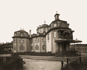 Waghäusel - Eremitage - Achteckiger Schlossbau Außenansicht, Foto von 1910, Glasnegativ Wilhelm Kratt (1869-1949) (Bildnachweis: Landesarchiv Baden-Württemberg, Abt. Generallandesarchiv Karlsruhe, 498-1 Nr. 1190 - CC BY 3.0 DE. https://www.landesarchiv-bw.de/plink/?f=4-455070&a=fb)
