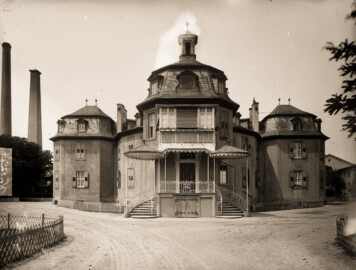 Waghäusel - Eremitage - Achteckiger Schlossbau Außenansicht, Foto von 1910, Glasnegativ Wilhelm Kratt (1869-1949) (Bildnachweis: Landesarchiv Baden-Württemberg, Abt. Generallandesarchiv Karlsruhe, 498-1 Nr. 3712 - CC BY 3.0 DE. https://www.landesarchiv-bw.de/plink/?f=4-455070&a=fb)